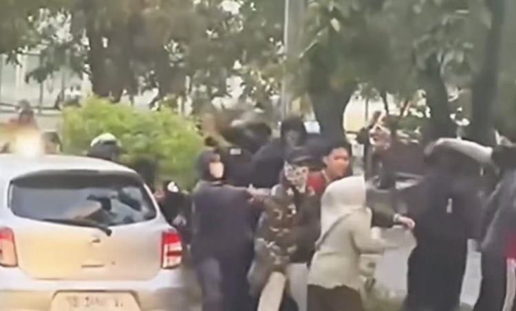 Mobil Ibu-Ibu di Makassar Dirusak Massa Saat Demo Hari Buruh