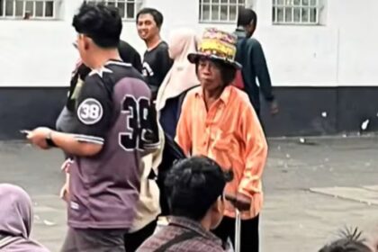 Pak Tarno Dituduh Ngemis di Kota Tua, Ternyata Cuma Lagi Piknik Bareng Keluarga