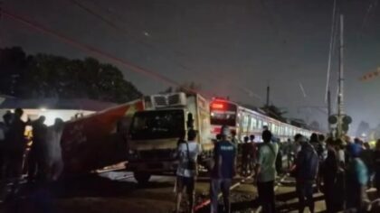 Mobil Boks Tertabrak KRL Rute Bogor-Jakarta