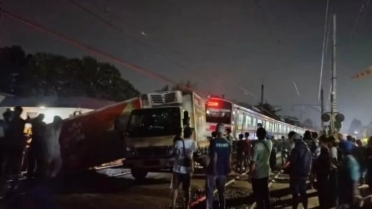 Mobil Boks Tertabrak KRL Rute Bogor-Jakarta