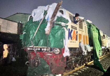 Truk Muatan Kedelai Tabrak Kereta Api Rute Bandung-Surabaya