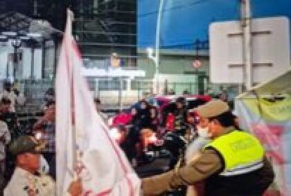 Polisi Turunkan 14 Bendera Ormas di Jaktim