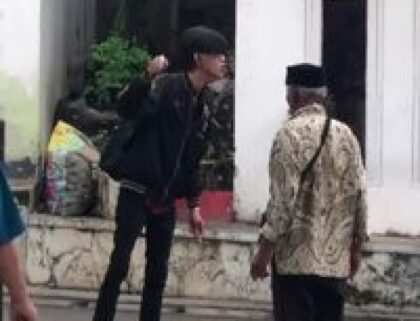 OTK Diduga Bakar Keset Masjid dan Tusuk Warga di Bandung