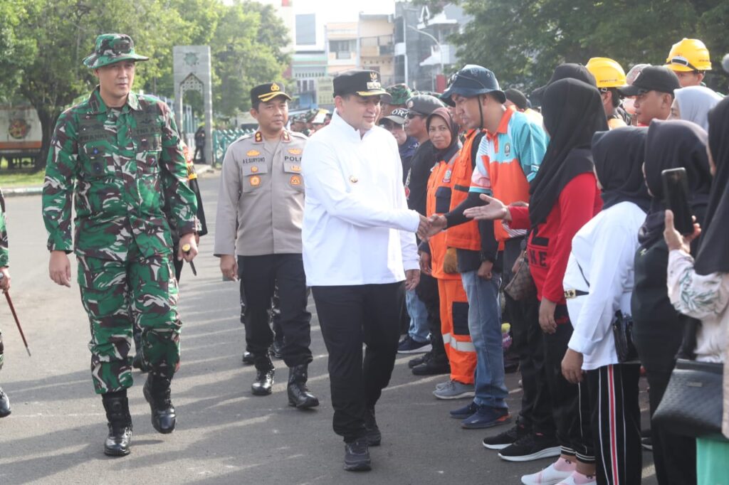Walikota Makassar Munafri bersama Kodim 1408/Makassar melakukan kerja bakti pembersihan pasar skala besar, di sekitar area Pasar Terong, Kamis (1/5/2025).