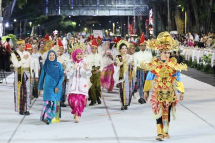 Wakil Wali Kota dan Ketua TP PKK Makassar Tampil Memukau dengan Budaya Bugis-Makassar di APEKSI 2025