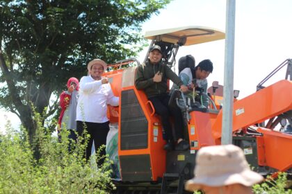 Pemkab Enrekang Serahkan Bantuan Mesin Panen ke Kelompok Tani di Desa Cemba dan di Wilayah Maiwa