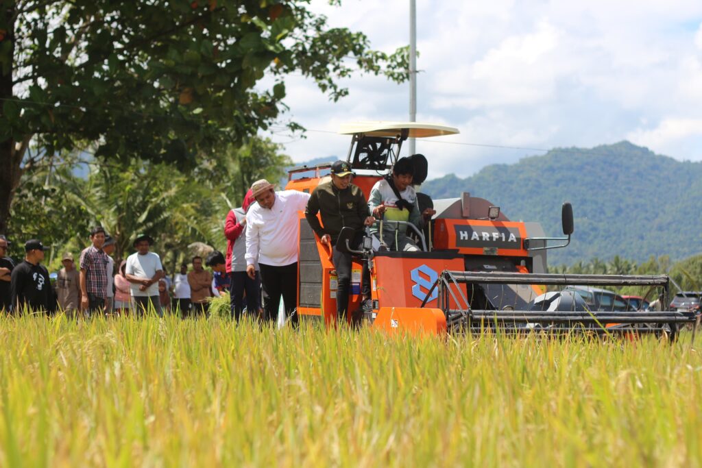 Pemkab Enrekang Serahkan Bantuan Mesin Panen ke Kelompok Tani di Desa Cemba dan di Wilayah Maiwa 2 Pemkab Enrekang Serahkan Bantuan Mesin Panen ke Kelompok Tani di Desa Cemba dan di Wilayah Maiwa