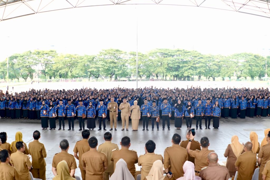 Penantian Bertahun-Tahun, 1.746 PPPK Resmi Diangkat Jadi Pegawai di Pemkot Makassar 2 Wali Kota Makassar, Munafri Arifuddin, didampingi Wakil Wali Kota Aliyah Mustika Ilham dan Sekda Kota Makassar, menyerahkan SK Pengangkatan secara simbolis kepada perwakilan PPPK formasi 2024 dalam prosesi yang berlangsung di Lapangan Karebosi, Senin (23/6/2025).