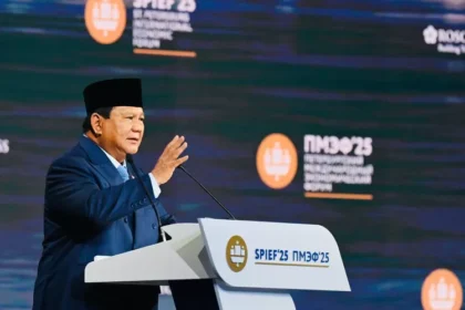 Prabowo Tegaskan Ekonomi Jalan Tengah dan Sikap Non-Blok Indonesia di Forum Ekonomi Rusia