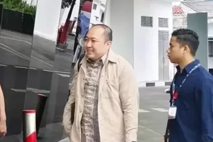 Penuhi Pemeriksaan Kejagung, Bos Sritex Tiba dengan Bawaan Besar Berisi Dokumen