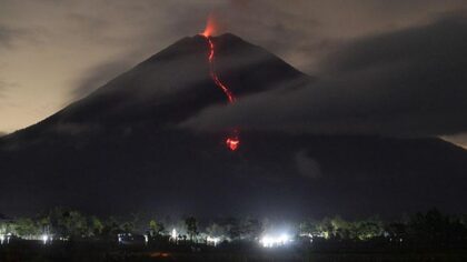 Gunung Semeru Meletus, Kolom Abu Capai 800 Meter: Warga Diminta Jauhi Besuk Kobokan