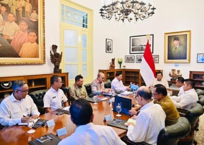 Presiden Prabowo Pimpin Rapat Bahas Proyek Tanggul Laut Raksasa di Pantura