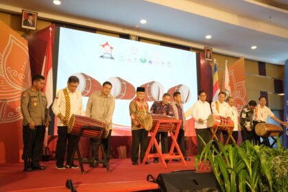 Wali Kota Makassar dan Wamenag Hadiri Mukernas IV Permabudhi, Tegaskan Komitmen Toleransi dan Peduli Lingkungan