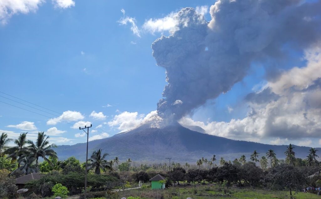 Lewotobi Kembali Erupsi, Pengungsi Bertambah dan Wilayah Terdampak Meluas