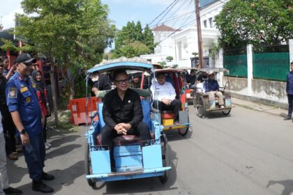 Munafri Bersama Wamendagri Bima Arya Naik Pete-Pete Sidak Damkarmat, dan Naik Becak Pantau Layanan Publik