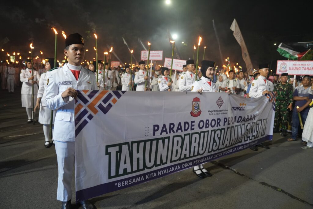 Wali Kota Makassar Lepas Peserta Pawai Obor Festival Muharram di Masjid Al-Markaz 2 Wali Kota Makassar Lepas Peserta Pawai Obor Festival Muharram di Masjid Al-Markaz