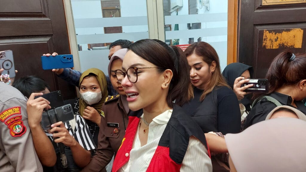 Sidang Panas Nikita Mirzani vs Reza Gladys: Emosi Meledak, Tuduhan Mencuat, dan Sorotan Publik Meningkat - Nikita - Gambar 544