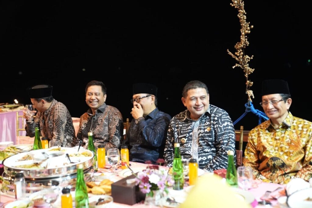 Menag RI Nikmati Sunset di Pantai Losari Bersama Wali Kota dan Wakil Wali Kota Makassar - Menag RI,Makassar - Gambar 537