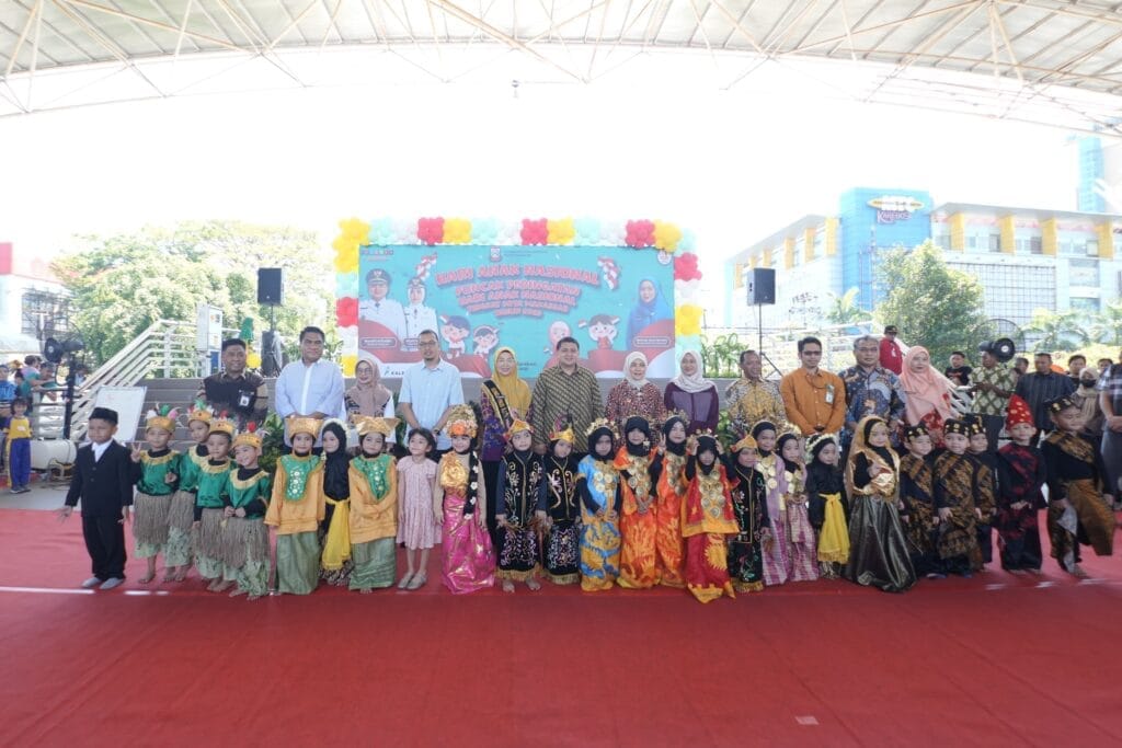 HAN 2025: Munafri–Aliyah Tegaskan Peran Keluarga dan Sekolah Lindungi Anak dari Pergaulan Bebas 1 HAN 2025: Munafri–Aliyah Tegaskan Peran Keluarga dan Sekolah Lindungi Anak dari Pergaulan Bebas - HAN 2025,Munafri-Aliyah - Gambar 519