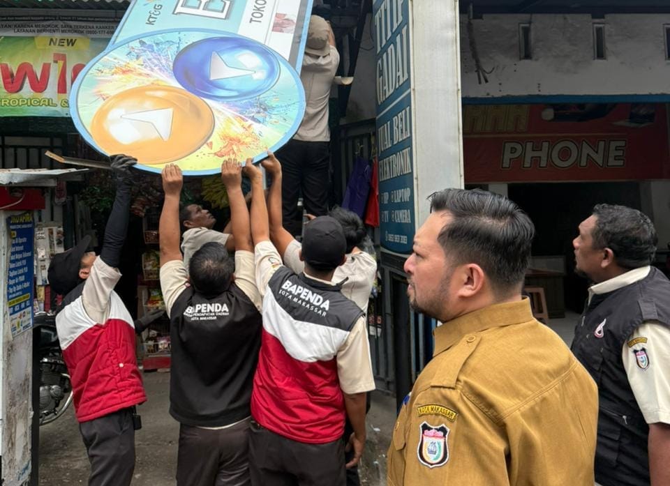 Pemkot Makassar Tertibkan 16 Reklame Ilegal, Dorong Optimalisasi Pajak Daerah 1 Pemkot Makassar Tertibkan 16 Reklame Ilegal, Dorong Optimalisasi Pajak Daerah - Pemkot Makassar,Reklame ilegal - Gambar 704