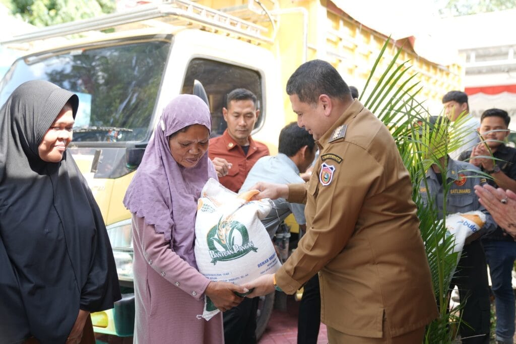 Pemkot Makassar Salurkan 800 Ton Beras Bantuan untuk 40 Ribu Warga, Munafri Pastikan Tepat Sasaran - 800 ton beras bantuan,pemkot makassar - Gambar 582