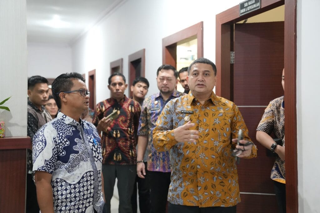 Wali Kota Makassar Sidak Kantor Gabungan Dinas, Soroti Fasilitas Tak Layak dan Perintahkan Perbaikan 1 Wali Kota Makassar Sidak Kantor Gabungan Dinas, Soroti Fasilitas Tak Layak dan Perintahkan Perbaikan - sidak,wali kota makassar - Gambar 749