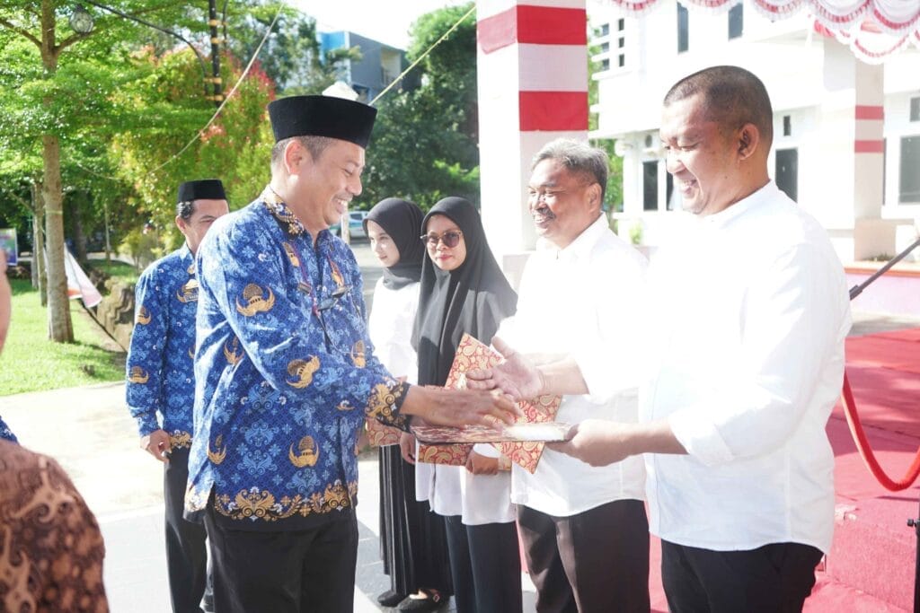 PLT Sekda Enrekang Zulkarnain Kara Pimpin Apel Hari Kesadaran Nasional, Serahkan 129 SK Koperasi Merah Putih - sekda enrekang,koperasi merah putih,zulkarnain kara - Gambar 670