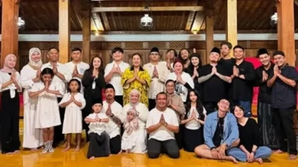 Kehangatan Soimah Bersama Yosika Ayumi, Kekasih Aksa Uyun, Jadi Sorotan Publik - Soimah - Gambar 35