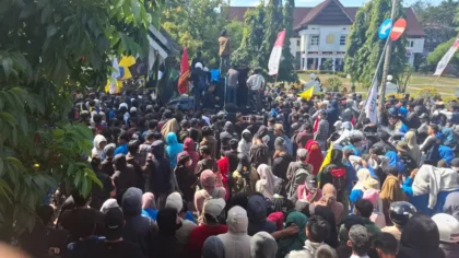 Aksi Ribuan Warga Bone Tolak Lonjakan PBB 300 Persen, Kantor Bupati Dijaga Ketat Aparat - Bone - Gambar 92