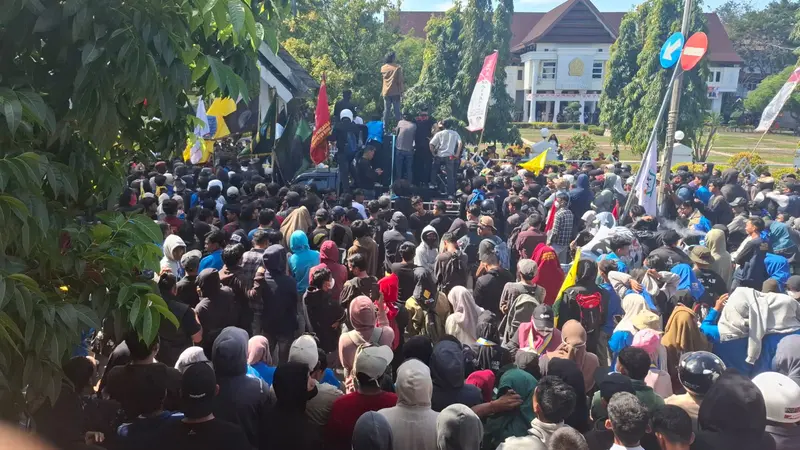 Aksi Ribuan Warga Bone Tolak Lonjakan PBB 300 Persen, Kantor Bupati Dijaga Ketat Aparat - Bone - Gambar 92