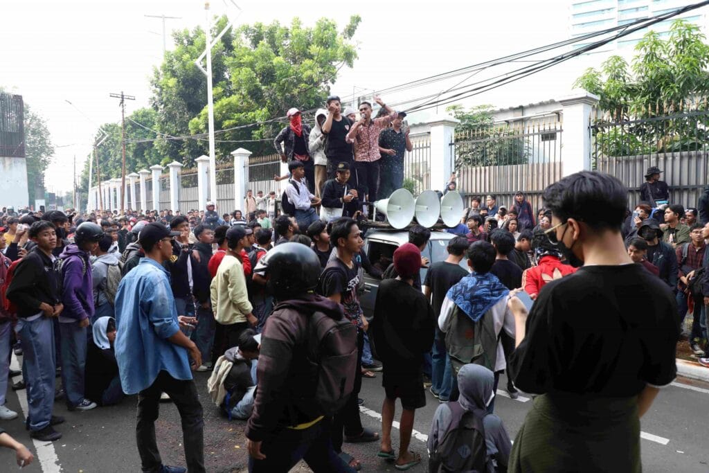 Media Singapura Soroti Aksi Ricuh DPR: Tunjangan Rumah DPR Dinilai Tak Wajar, Nyaris Sepuluh Kali UMR Jakarta - DPR - Gambar 15