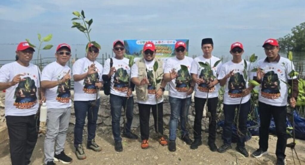 Peduli Lingkungan, IKA Teknik Unhas Bersama Mitra Tanam Ribuan Bibit Mangrove di Pangkep - IKA Teknik Unhas - Gambar 24