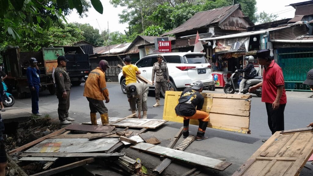 Pemkot Makassar Tertibkan Pasar Tumpah Jalan Leimena - Pemkot - Gambar 25