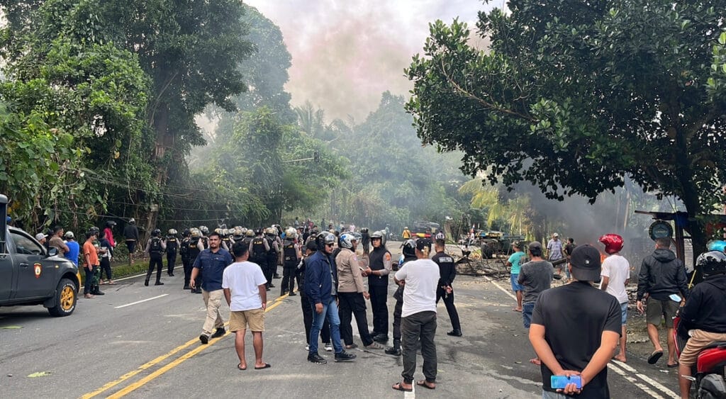 Hunuth Memanas: Sejarah Lama Konflik Ambon Kembali Terulang, 17 Rumah Hangus dan Ratusan Warga Mengungsi 1 Hunuth Memanas: Sejarah Lama Konflik Ambon Kembali Terulang, 17 Rumah Hangus dan Ratusan Warga Mengungsi - Hunuth - Gambar 96