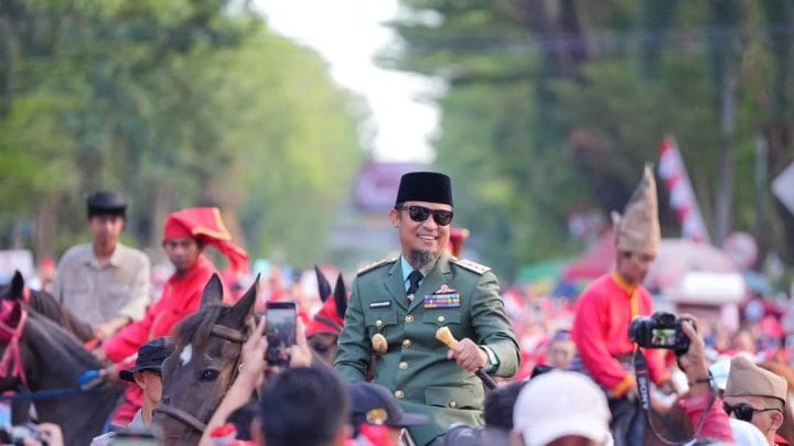 Gubernur Sulsel Andi Sudirman Lepas Jalan Sehat dan Kirab Kemerdekaan Sambil Menunggangi Kuda Ala Bung Karno - Gubernur - Gambar 166