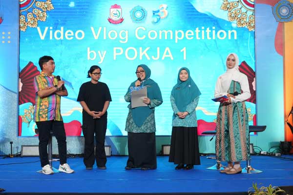 Ketua TP PKK Makassar menyerahkan penghargaan kepada pemenang lomba vlog HKG PKK ke-53 di Trans Studio Mall Makassar.