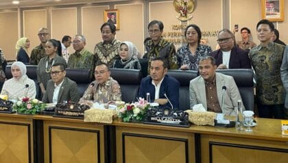 DPR, Pemerintah, dan Musisi Sepakat Akhiri Polemik Royalti Lagu, Ariel dan Piyu Dilibatkan dalam Tim Perumus UU Hak Cipta - Royalti - Gambar 36