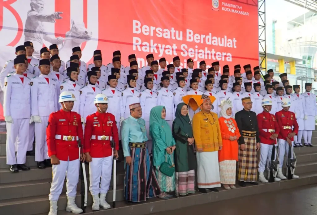 Penurunan Bendera HUT RI ke-80 di Karebosi, Wali Kota–Wawali Makassar Tampil Berbusana Adat - Penurunan bendera,Wali kota makassar - Gambar 157