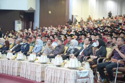 Suasana Rapat Senat Terbuka Dies Natalis ke-69 Universitas Hasanuddin di Baruga A.P. Pettarani, Makassar, Jumat (13/9/2025), yang dihadiri tokoh nasional, pejabat pemerintah, akademisi, dan alumni Unhas.