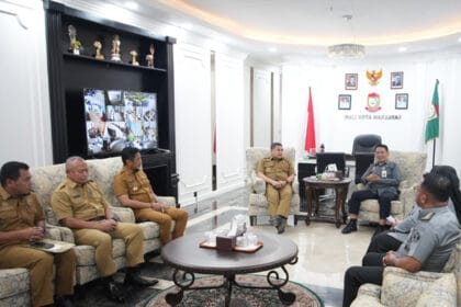 Wali Kota Makassar Munafri Arifuddin bersama Kepala Kanwil Kemenkum Sulsel Andi Basmal membahas percepatan pembentukan 153 Pos Bantuan Hukum di seluruh kelurahan.