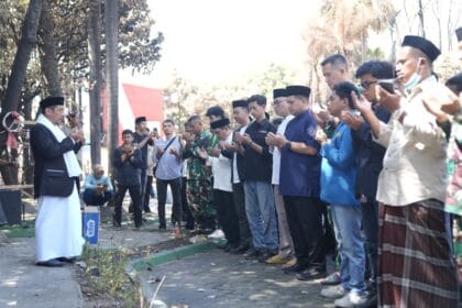 Wali Kota Makassar Munafri Arifuddin bersama Forkopimda, DPRD, dan mahasiswa melaksanakan sholat ghaib di halaman Gedung DPRD Makassar pada Jumat, 29 Agustus 2025, untuk mendoakan empat korban kebakaran.