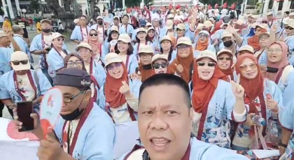 Kerumunan orang dengan pakaian seragam.