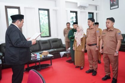 Wakil Bupati Enrekang Andi Tenri Liwang La Tinro saat melantik tiga pejabat baru lingkup Pemkab Enrekang, Selasa (9/9/2025).