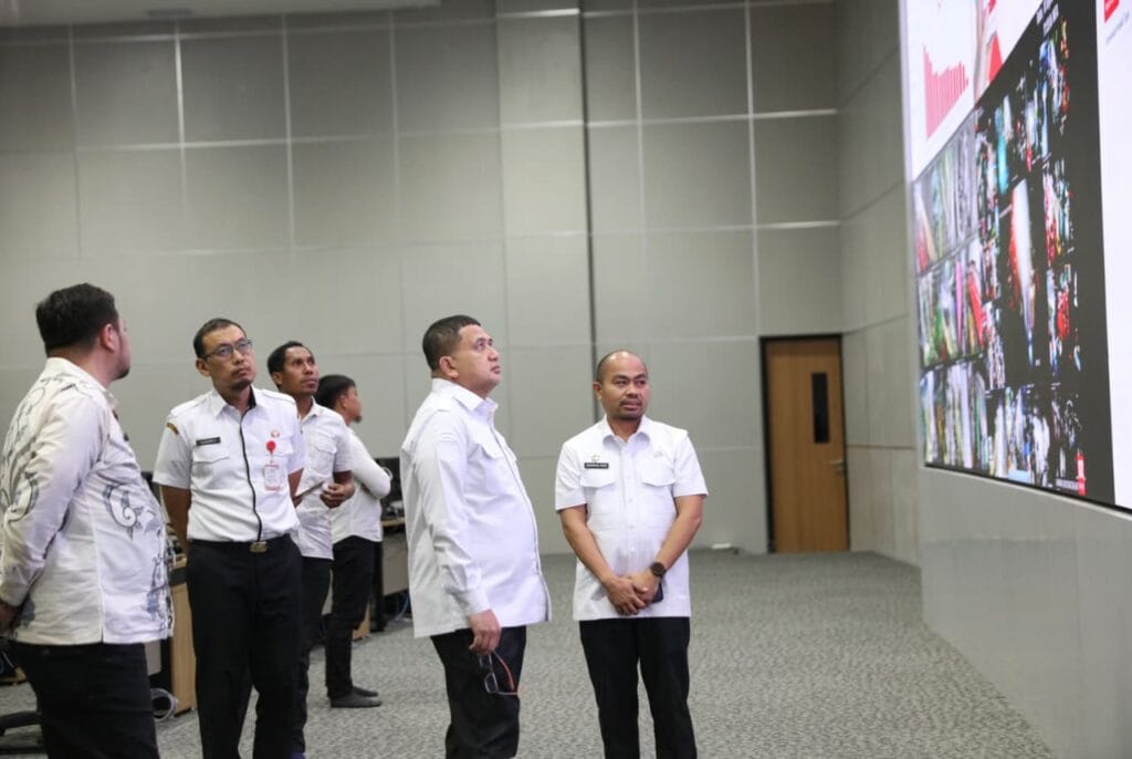 Wali Kota Makassar Munafri Arifuddin meninjau Makassar Government Center (MGC) dan kawasan permukiman warga jelang kunjungan tiga menteri ke Kota Makassar.