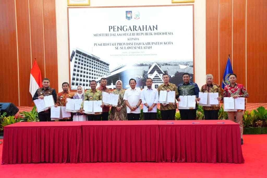 Para kepala daerah se-Sulsel, termasuk Bupati Enrekang H.M. Yusuf Ritangnga, telah menandatangani komitmen bersama usai pengarahan Mendagri Tito Karnavian.