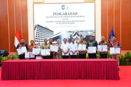 Para kepala daerah se-Sulsel, termasuk Bupati Enrekang H.M. Yusuf Ritangnga, telah menandatangani komitmen bersama usai pengarahan Mendagri Tito Karnavian.