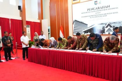 Para kepala daerah se-Sulsel, termasuk Wali Kota Makassar Munafri Arifuddin, menandatangani komitmen bersama usai pengarahan Mendagri Tito Karnavian.