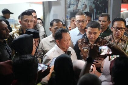 Menteri Dalam Negeri Tito Karnavian bersama Wali Kota Makassar Munafri Arifuddin saat meninjau poskamling di Kecamatan Rappocini, Kamis (11/9/2025) malam.