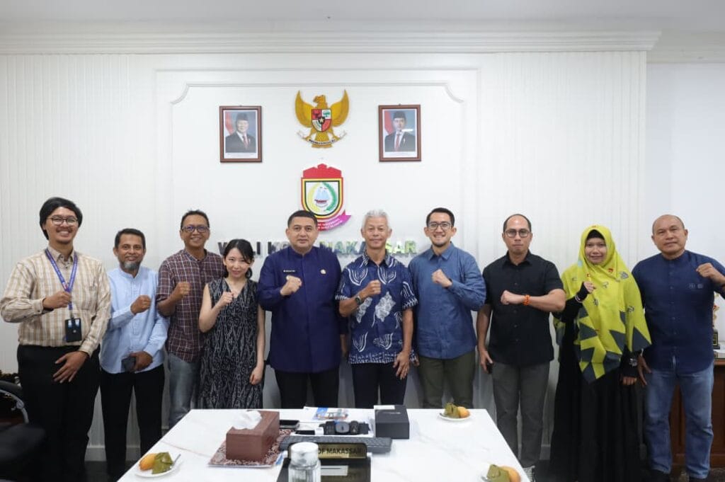 Kolaborasi Hebat Makassar–Jepang, Hadirkan Pabrik Es untuk Nelayan Barang Lompo 1 Wali Kota Makassar bersama perwakilan Oriental Consultants Global saat pemaparan rencana pembangunan pabrik es di Pulau Barang Lompo, Makassar, Jumat (12/9/2025).