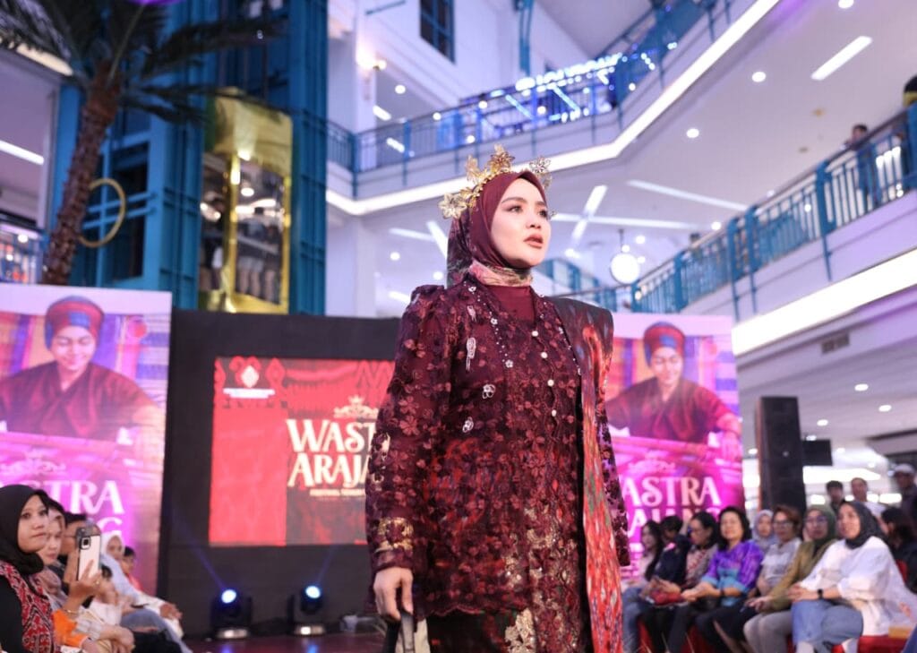 Dekranasda Makassar Pukau Wastra Arajang 2025 dengan Tenun Bombang & Lontara